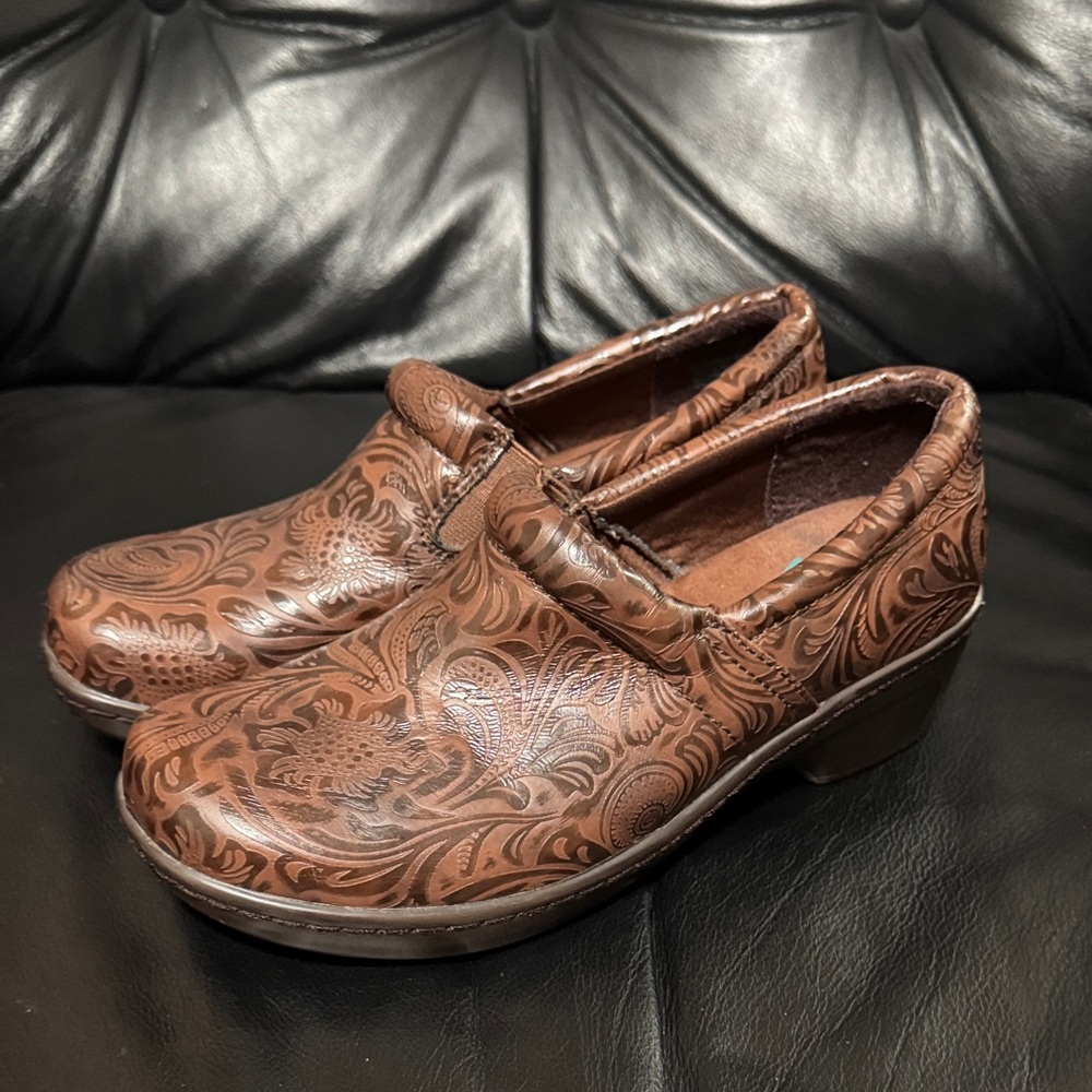 Yuu Bethanee Brown Patterned Mules clogs nursing work shoes size 6.5 6 1/2 M